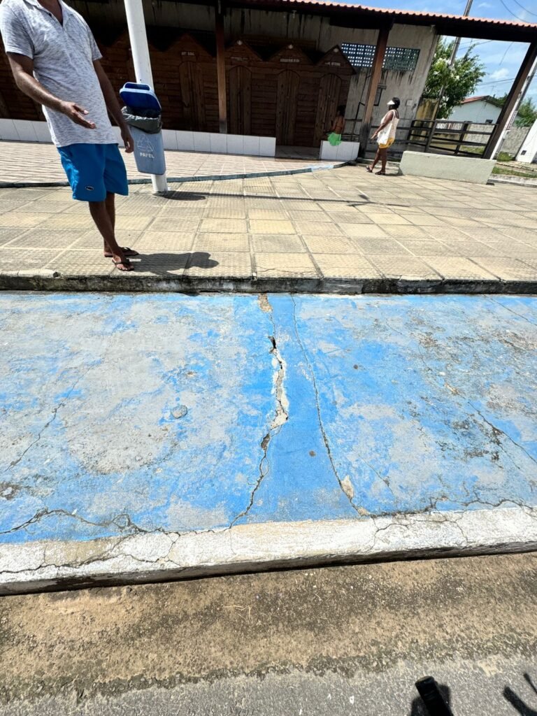 Ex-prefeito constrói piso “sonrisal” e obra começa a se desmanchar na área central de Lucena – VEJA FOTOS